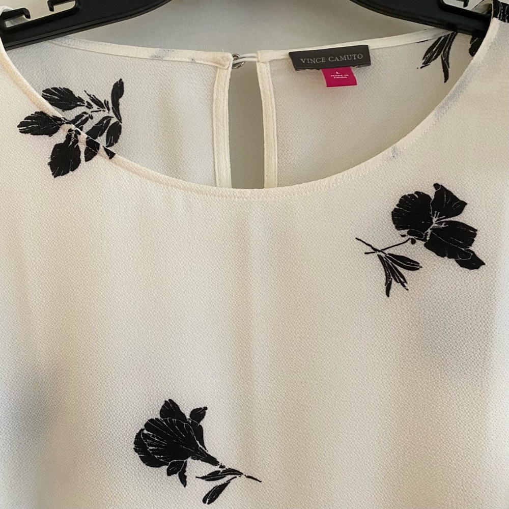 VINCE CAMUTO NWT size L. Floral Ruffle Sleeve Top Black and White - Picture 2 of 6